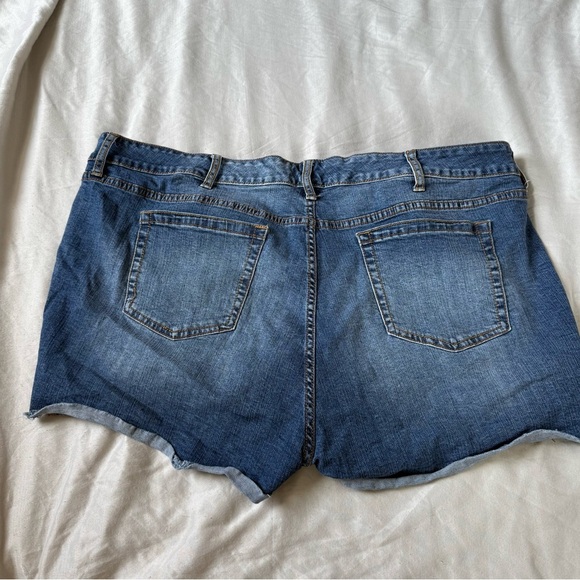 Torrid Distressed Denim Shorts Size 26 Plus 2” Inseam Medium Wash - Picture 3 of 3